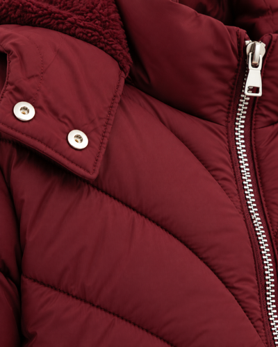 Chamarra Acolchada Costura Diagonal Vino – detalle de tela