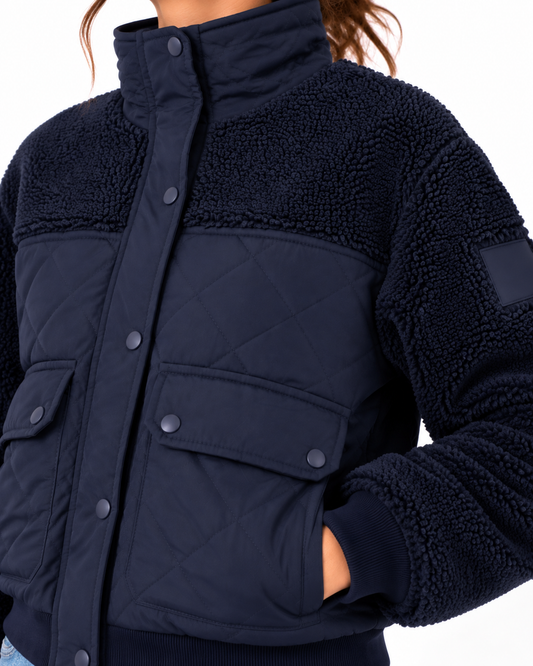 Chamarra Borrega Acolchada Azul – detalle de la prenda