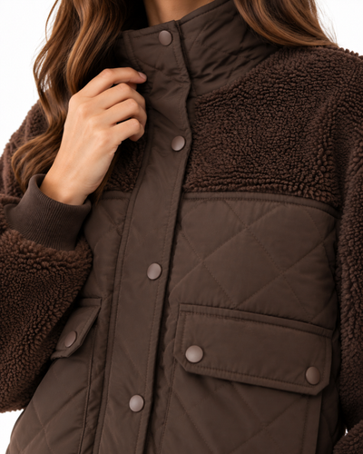 Chamarra Borrega Acolchada Camel – detalle de la prenda