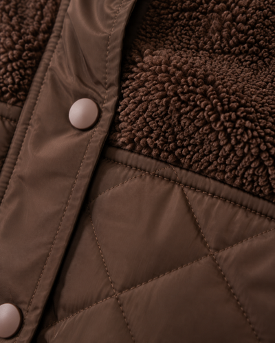 Chamarra Borrega Acolchada Camel – detalle de tela