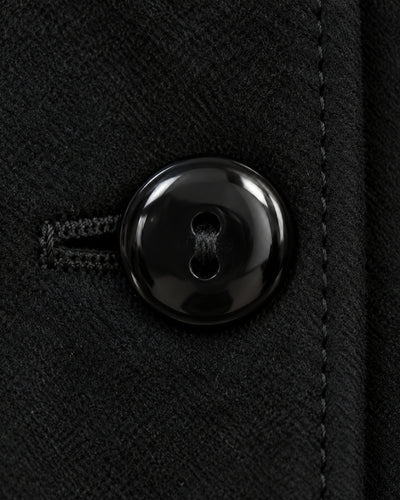 Chamarra Corta Abotonada Negro – detalle del botón
