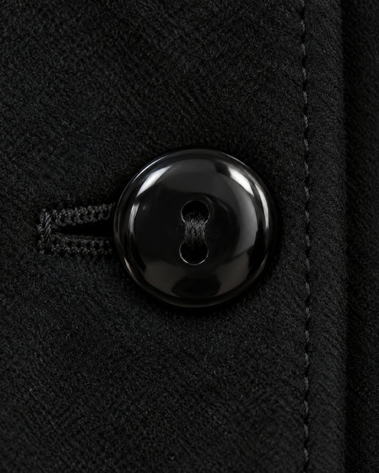 Chamarra Corta Abotonada Negro – detalle del botón