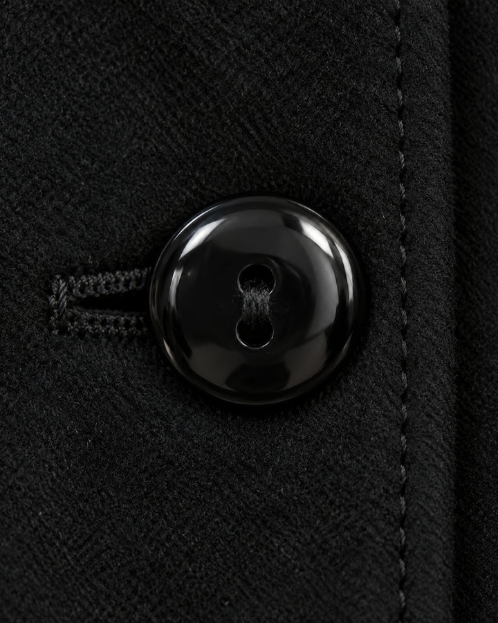 Chamarra Corta Abotonada Negro – detalle del botón