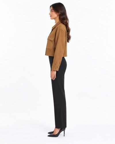 Chamarra Corta Abotonada Camel – lateral en tres cuartos