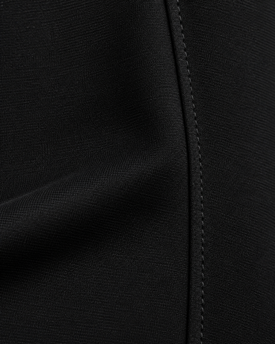 Leggins Cintura Alta Negro – detalle de la tela y la costura lateral