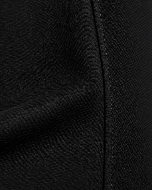 Leggins Cintura Alta Negro – detalle de la tela y la costura lateral