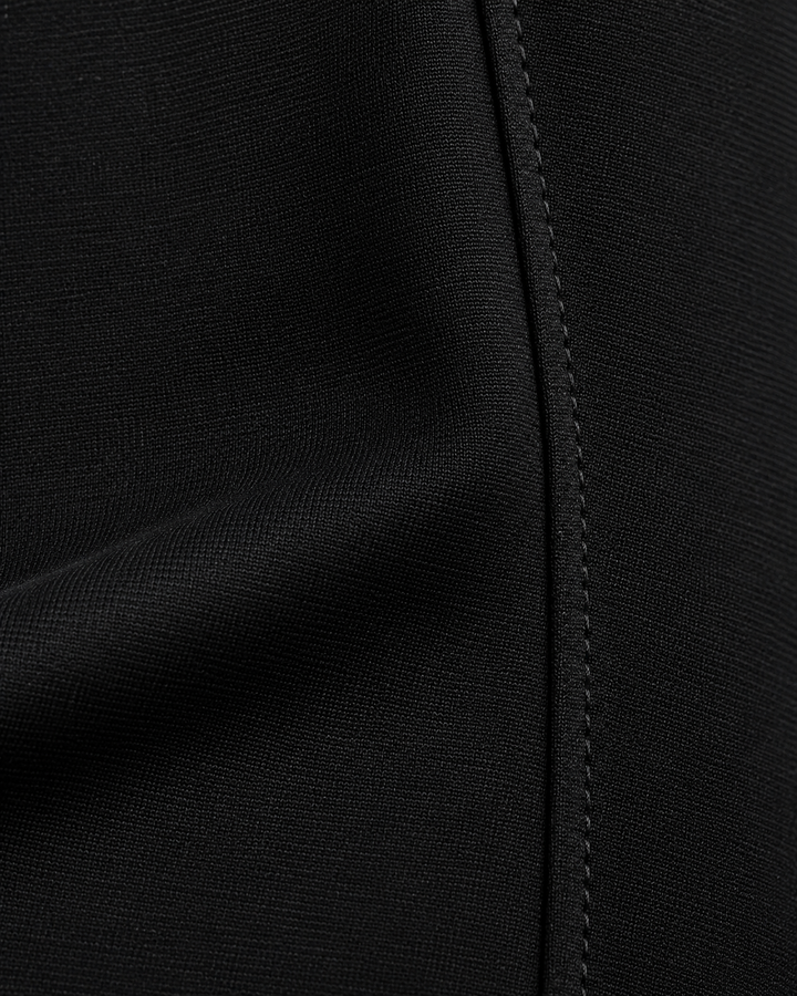 Leggins Cintura Alta Negro – detalle de la tela y la costura lateral