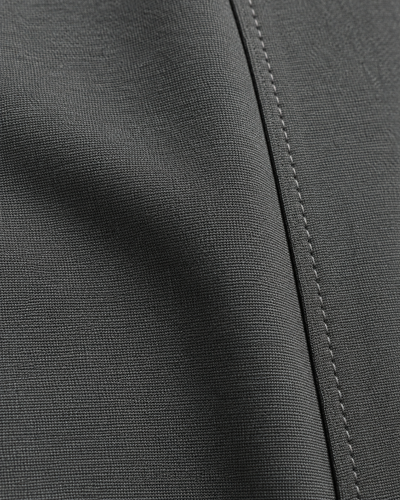 Leggins Cintura Alta Gris – detalle de la tela y la costura lateral