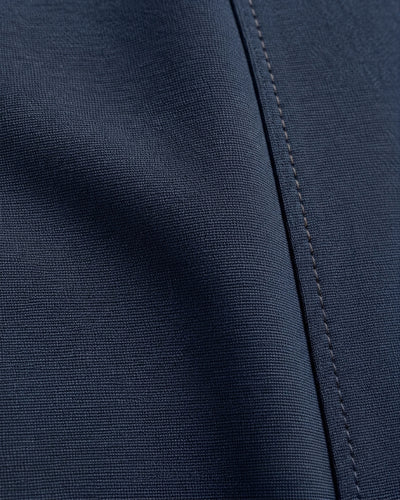 Leggins Cintura Alta Marino – detalle de la tela y la costura lateral