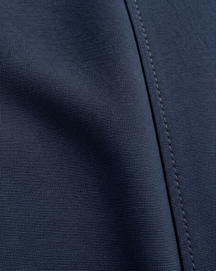 Leggins Cintura Alta Marino – detalle de la tela y la costura lateral