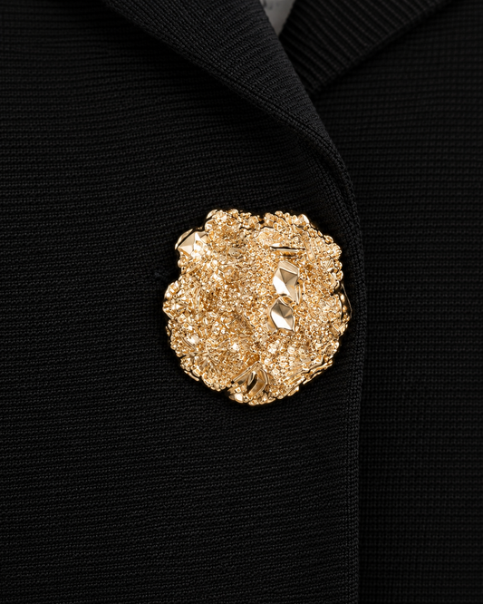 Conjunto Saco Botón Joya Negro – detalle del botón joya