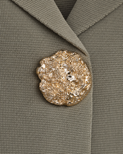 Conjunto Saco Botón Joya Khaki – detalle del botón joya