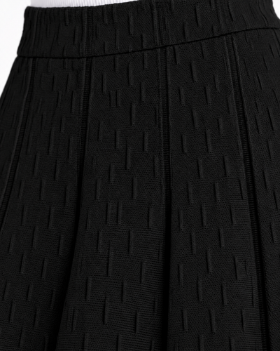 Falda Midi Plisada Vuelo Negro – detalle de la pretina y la textura