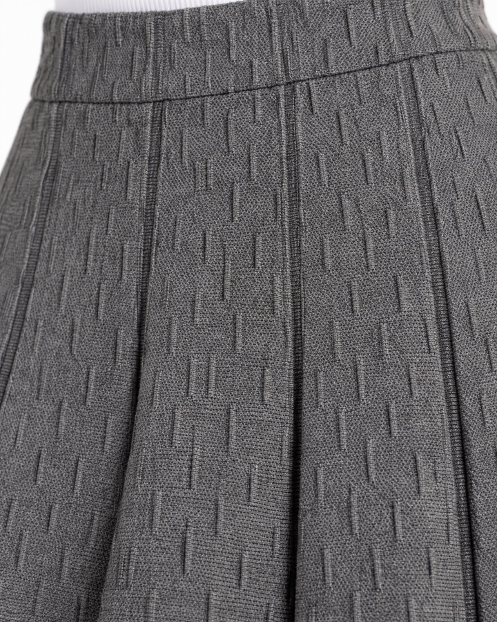 Falda Midi Plisada Vuelo Gris – detalle de la pretina y la textura
