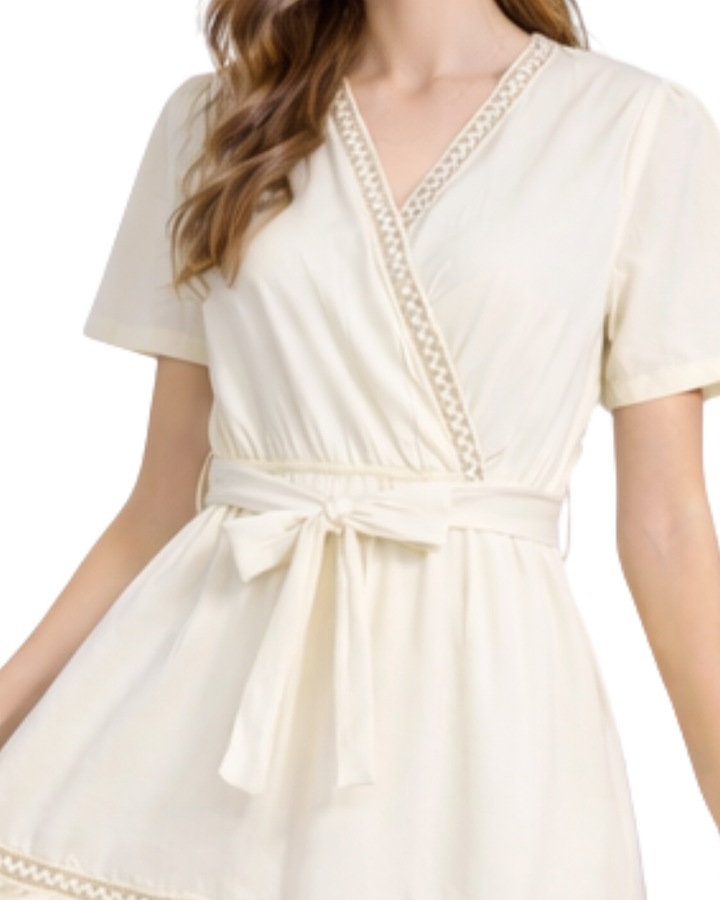 Vestido Cruzado Cintura Ajustable Beige – detalle del escote cruzado
