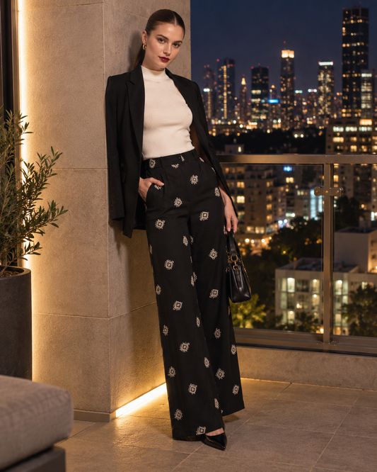 Pantalón Palazzo Estampado Negro – ambientada