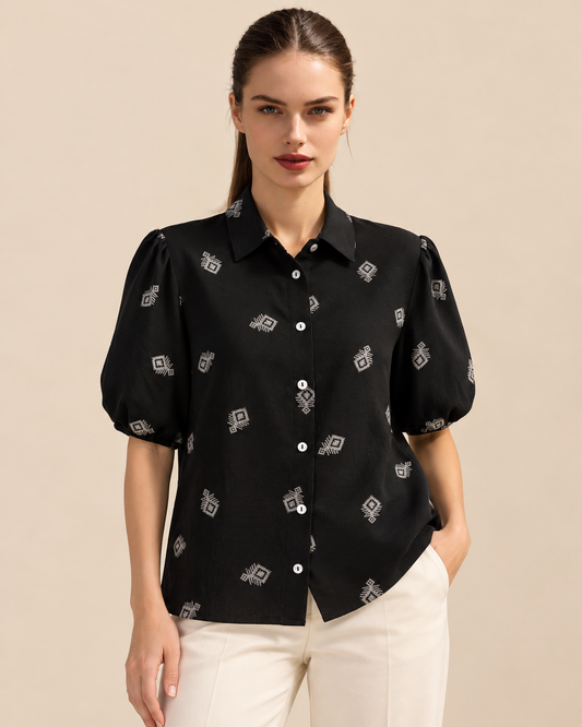 Camisa Estampado Bordado Negro – de frente