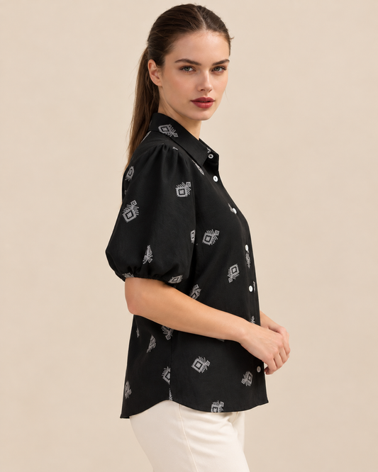 Camisa Estampado Bordado Negro – de lado