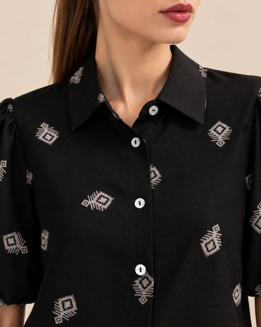 Camisa Estampado Bordado Negro – detalle de la prenda