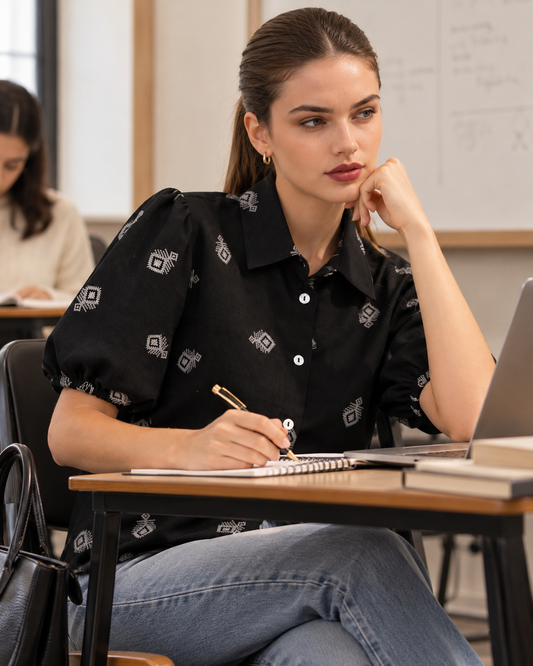 Camisa Estampado Bordado Negro – ambientada