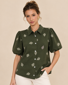 Camisa Estampado Bordado Olivo – de frente