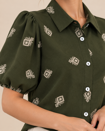 Camisa Estampado Bordado Olivo – detalle de la prenda