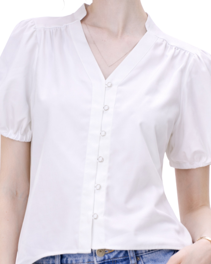 Blusa V Botones Perla Hueso – detalle de los botones