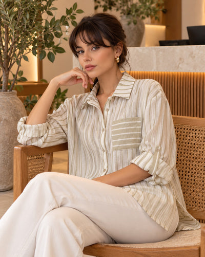 Camisera Oversize Rayas Beige – ambientada en interior