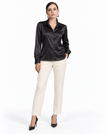 Blusa Satén Botón Joya Negro – frente