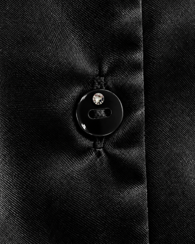 Blusa Satén Botón Joya Negro – detalle de la prenda