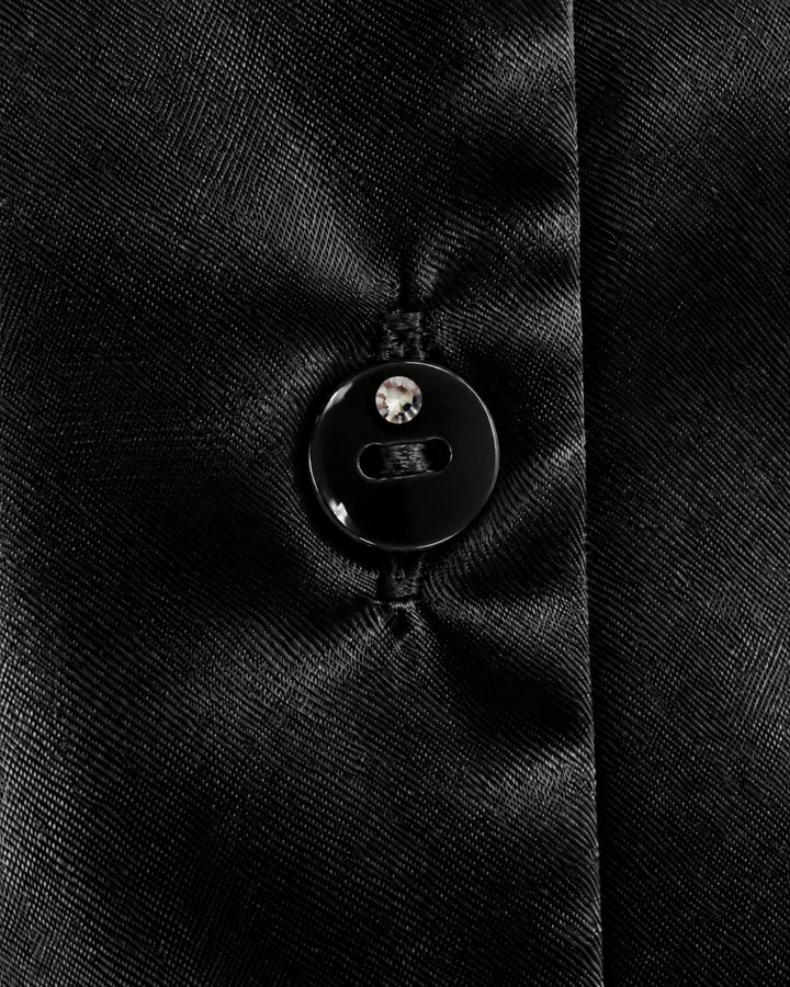 Blusa Satén Botón Joya Negro – detalle de la prenda
