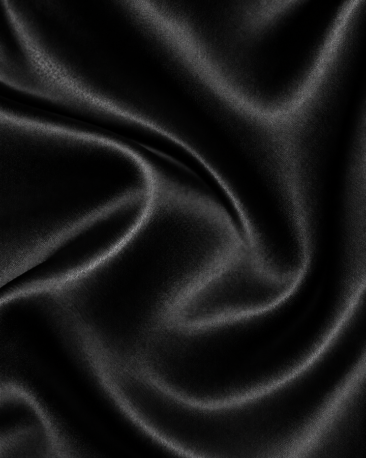 Blusa Satén Botón Joya Negro – detalle de tela