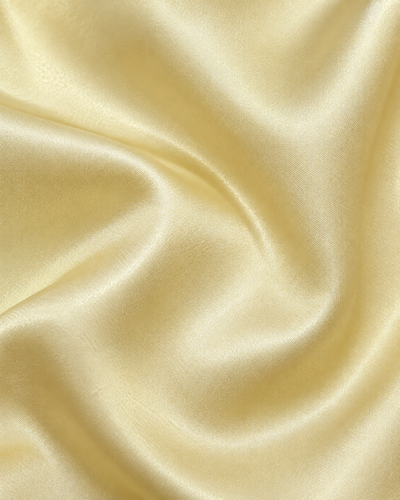 Blusa Satén Botón Joya Beige – detalle de tela