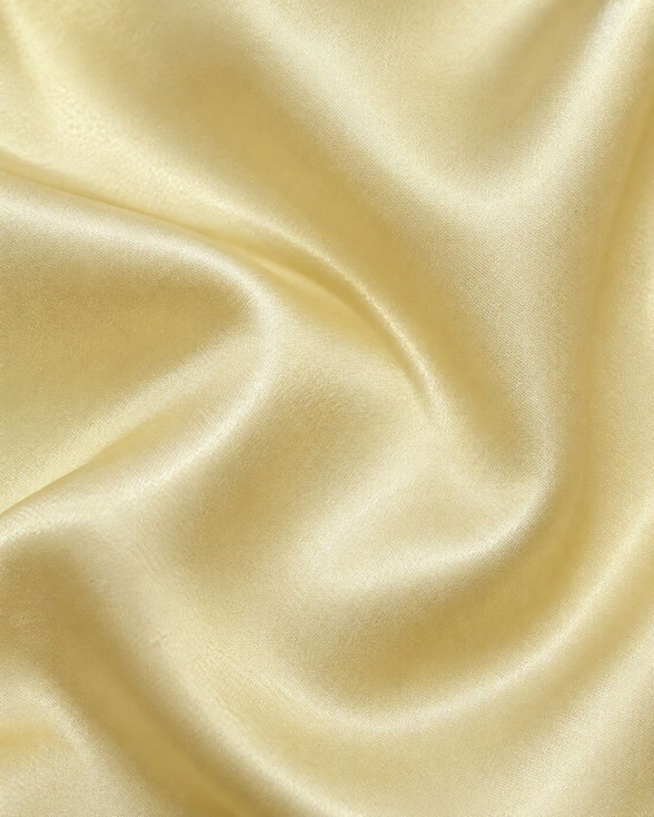 Blusa Satén Botón Joya Beige – detalle de tela