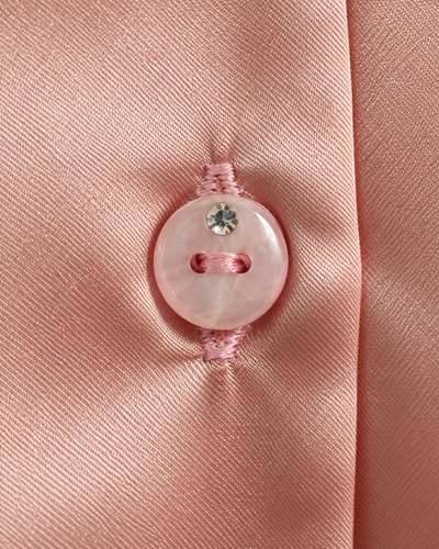 Blusa Satén Botón Joya Rosa – detalle de la prenda