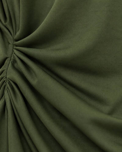Blusa Drapeada Hombreras Olivo – detalle de tela