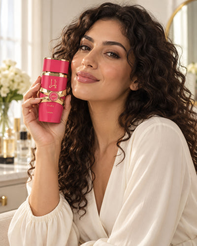 Yara Candy Eau de Parfum de Lattafa – modelo con el perfume