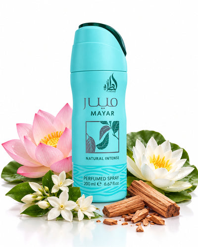 Mayar Natural Intense Body Spray de Lattafa – frasco con sus notas: loto, nenúfar, jazmín